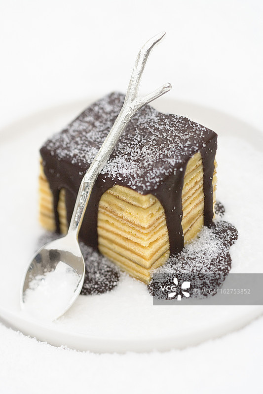 淋上巧克力酱和糖的年轮蛋糕图片素材