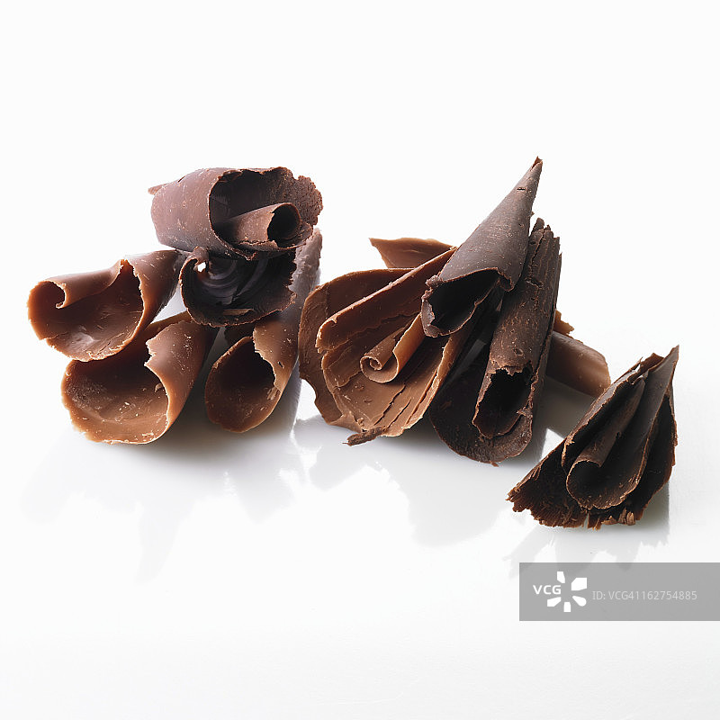 白色背景上的巧克力卷图片素材