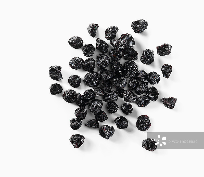 白色背景上的蓝莓干图片素材