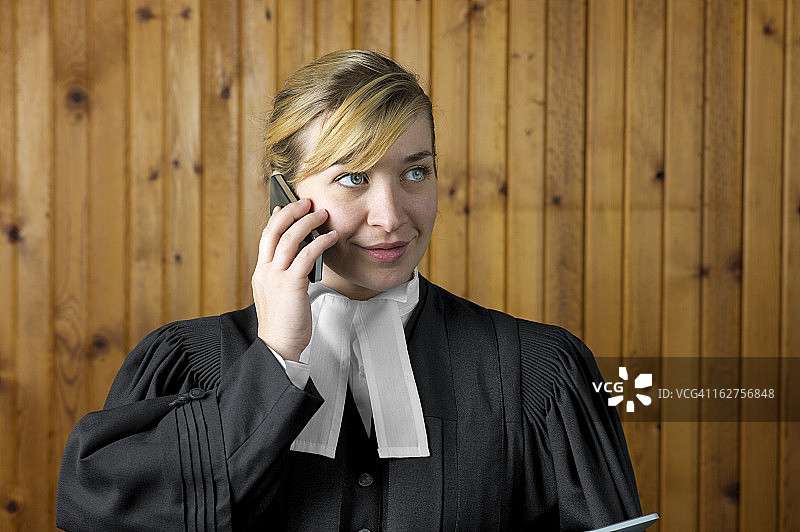 穿着传统长袍用手机的律师图片素材