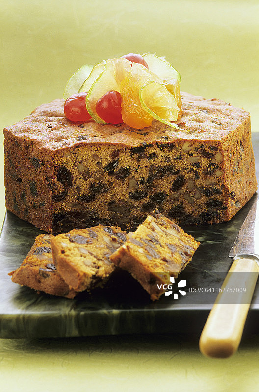 含葡萄干、坚果和蜜饯的姜饼蛋糕图片素材