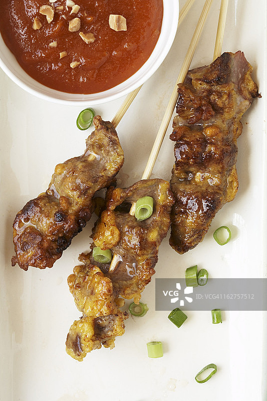 牛肉串配葱和香辣花生酱图片素材