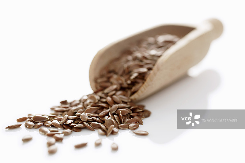 木制勺子里的亚麻籽图片素材