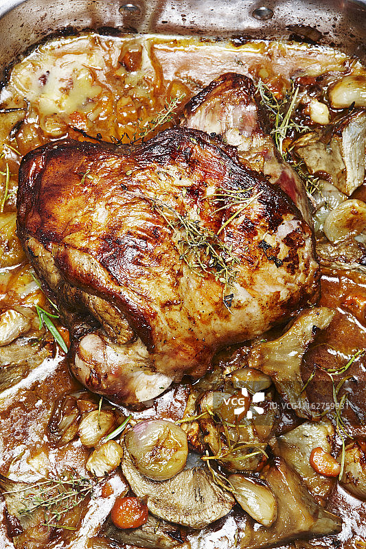 烤盘中百里香蔬菜烤羊肉图片素材