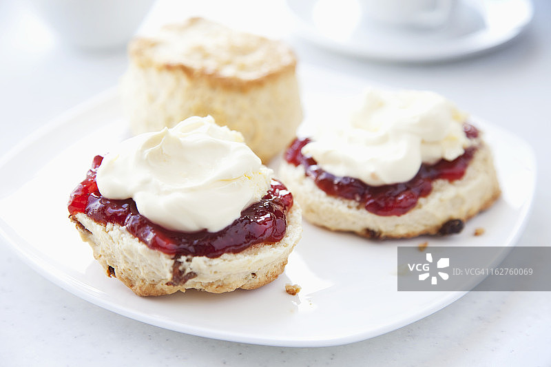 司康饼配凝脂奶油和草莓酱图片素材