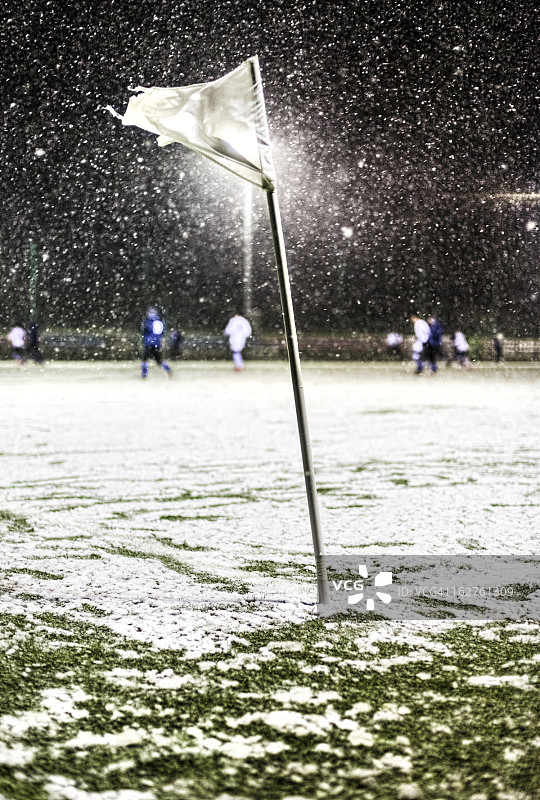 暴风雪中的足球比赛图片素材