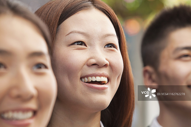 一排微笑的年轻女商人图片素材