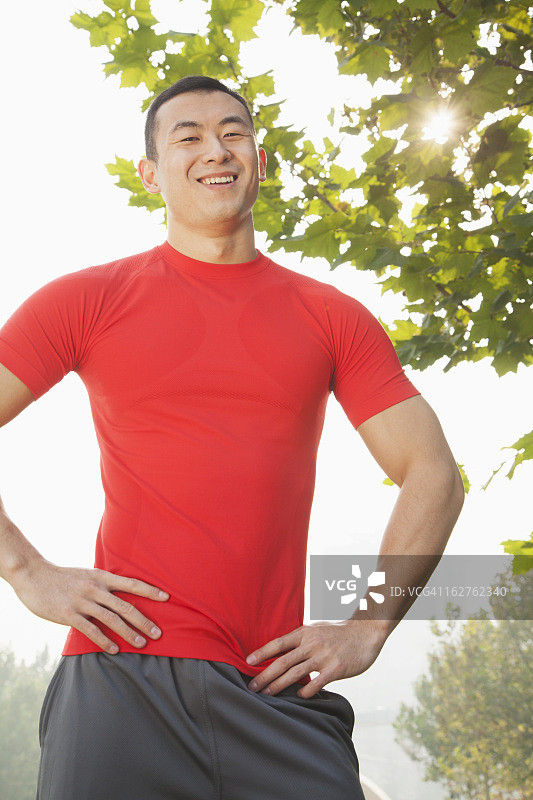 年轻健壮的男人站立微笑图片素材