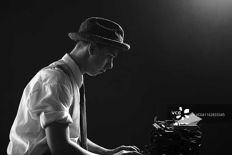 20世纪20年代的年轻记者用打字机撰写头条新闻图片素材