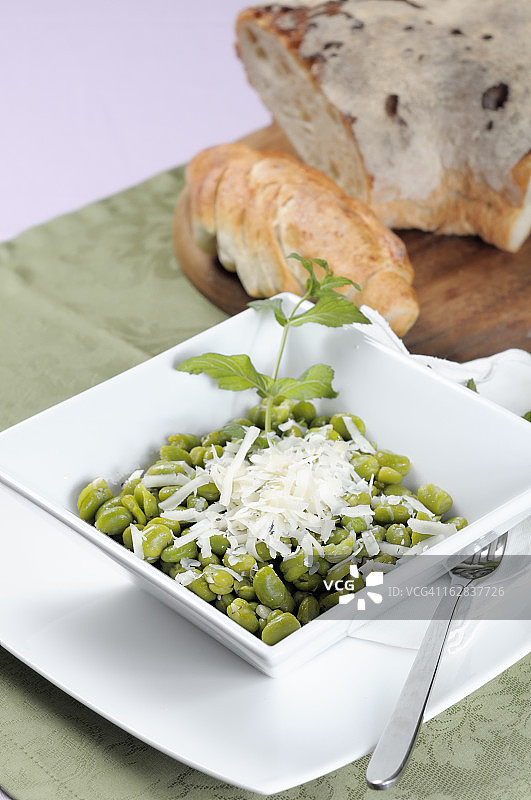 蚕豆和罗马羊奶酪沙拉图片素材