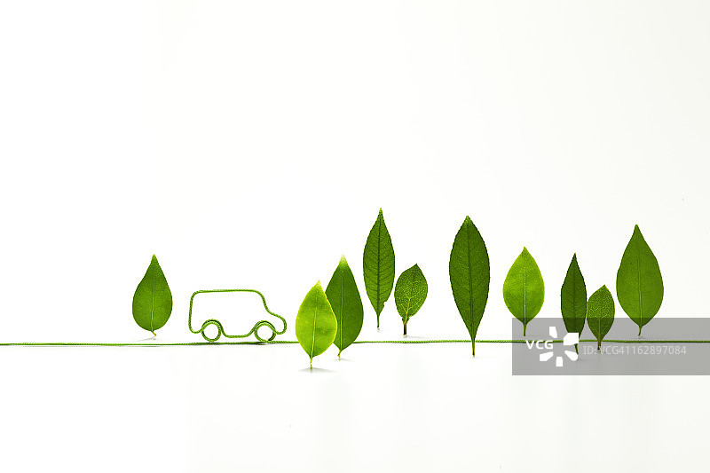 带有常绿叶子的环保汽车形电源线图片素材