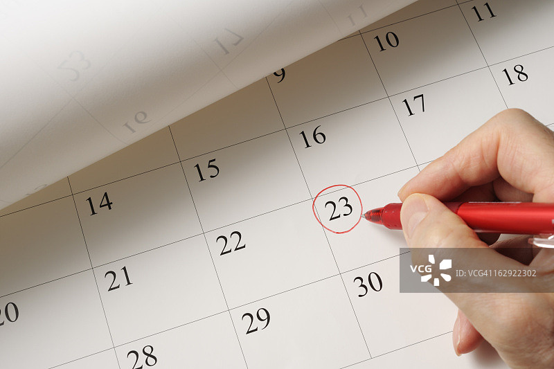 用红笔在日历上设置日期图片素材