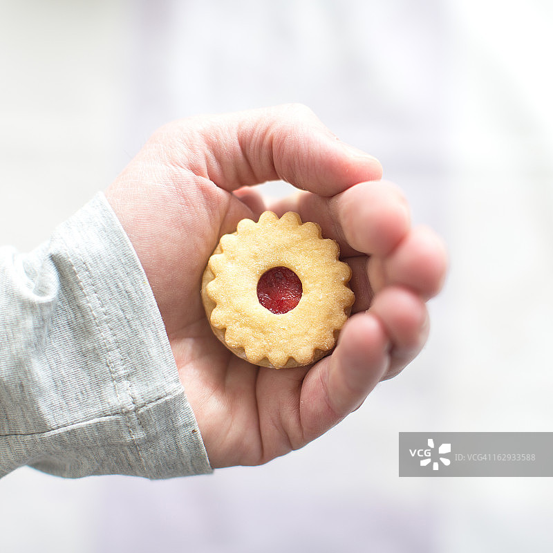手中的果酱饼干图片素材