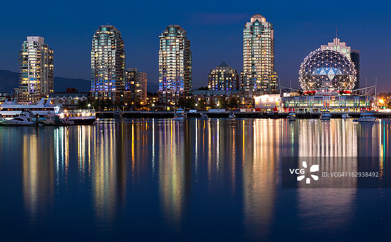 温哥华天际线倒影图片素材