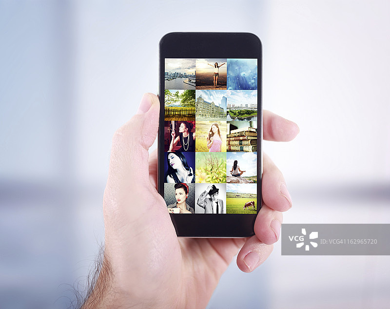 在智能手机上浏览照片库图片素材