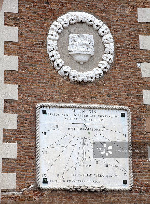 威尼斯军械库墙上的老沙漏图片素材