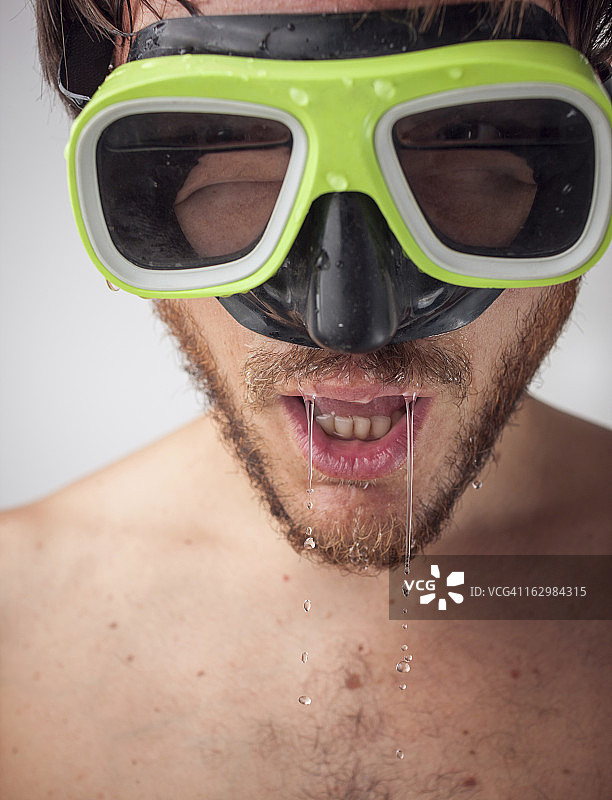 潜水员出水图片素材