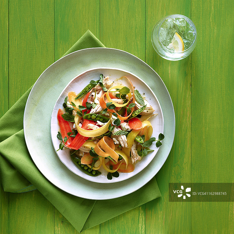 新鲜春鸡沙拉图片素材