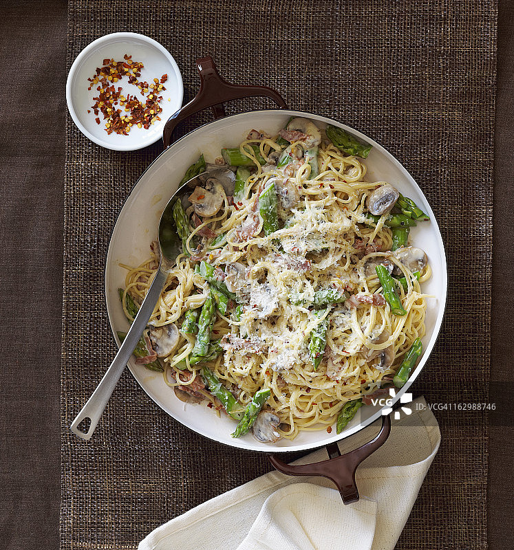 一碗天使意面配芦笋图片素材
