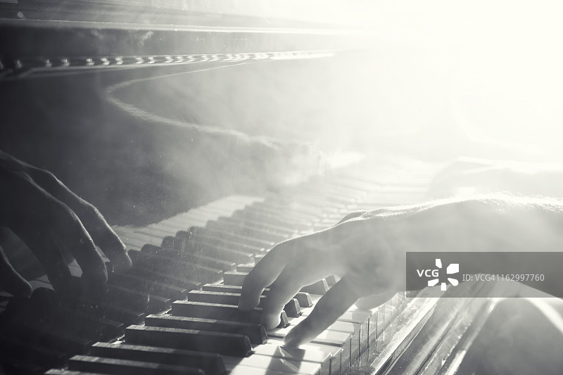 弹钢琴的手的倒影图片素材