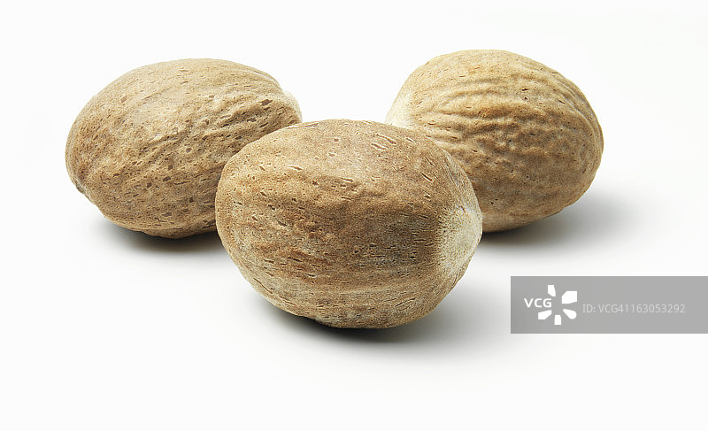 白色背景上的3个肉豆蔻图片素材