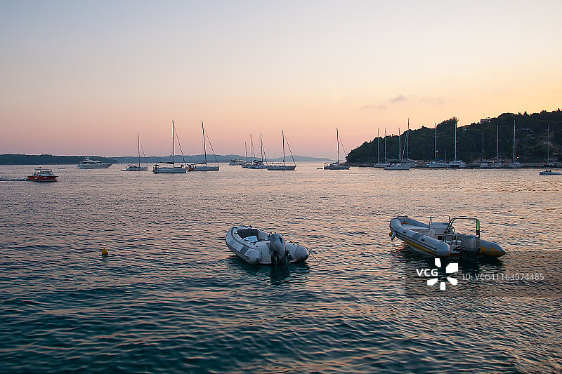 赫瓦尔城镇港口日落图片素材