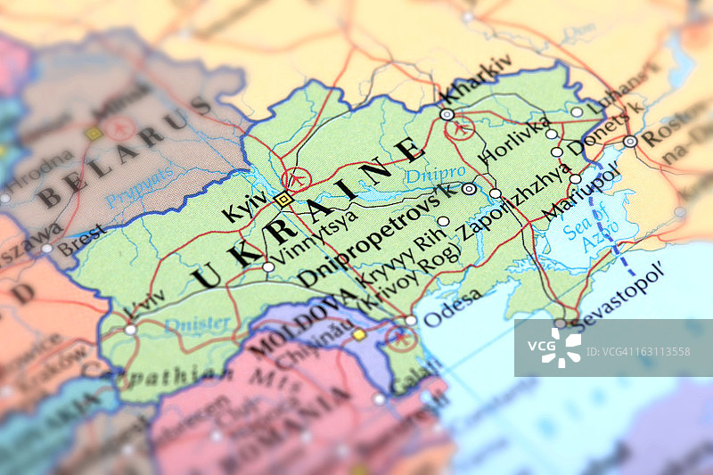 地球仪上的绿色乌克兰地图图片素材