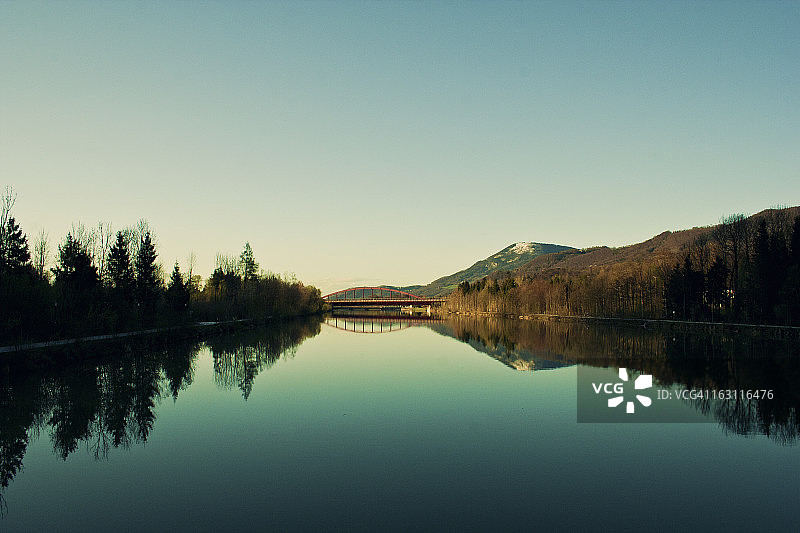 清澈的蓝天倒影图片素材