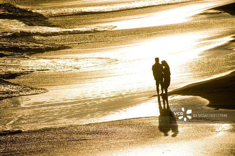 日落沙滩上的情侣图片素材
