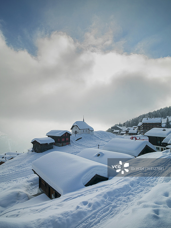 阿尔卑斯村庄雪景山间教堂图片素材