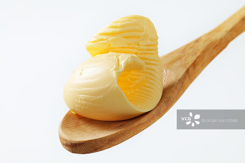 木勺上的黄油卷图片素材