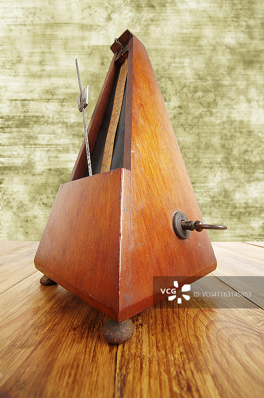 木质表面的古董节拍器图片素材