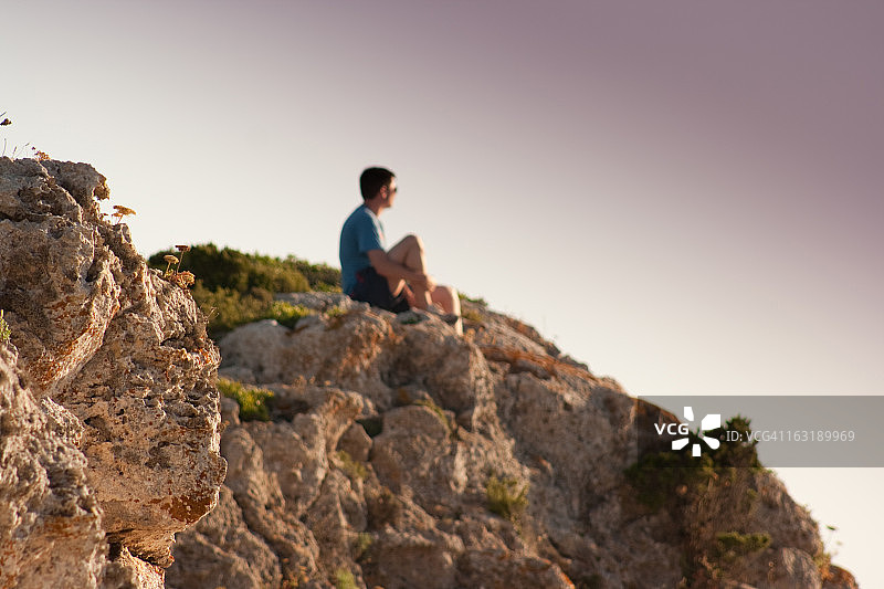 男人凝视日落图片素材