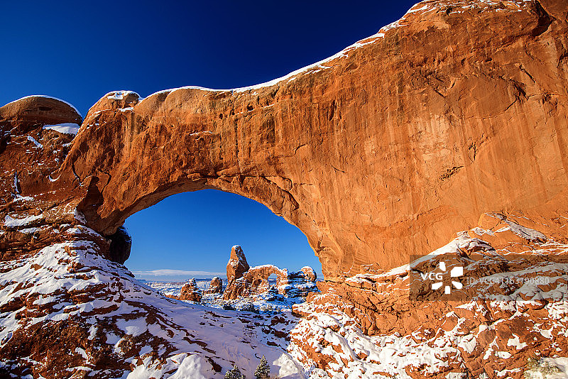 穿过拱形窗图片素材