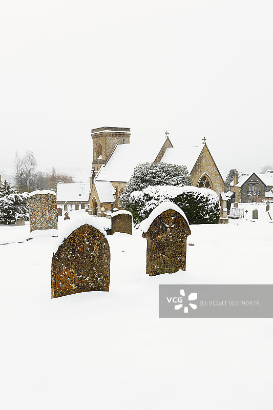 冬季的英国乡村教堂图片素材