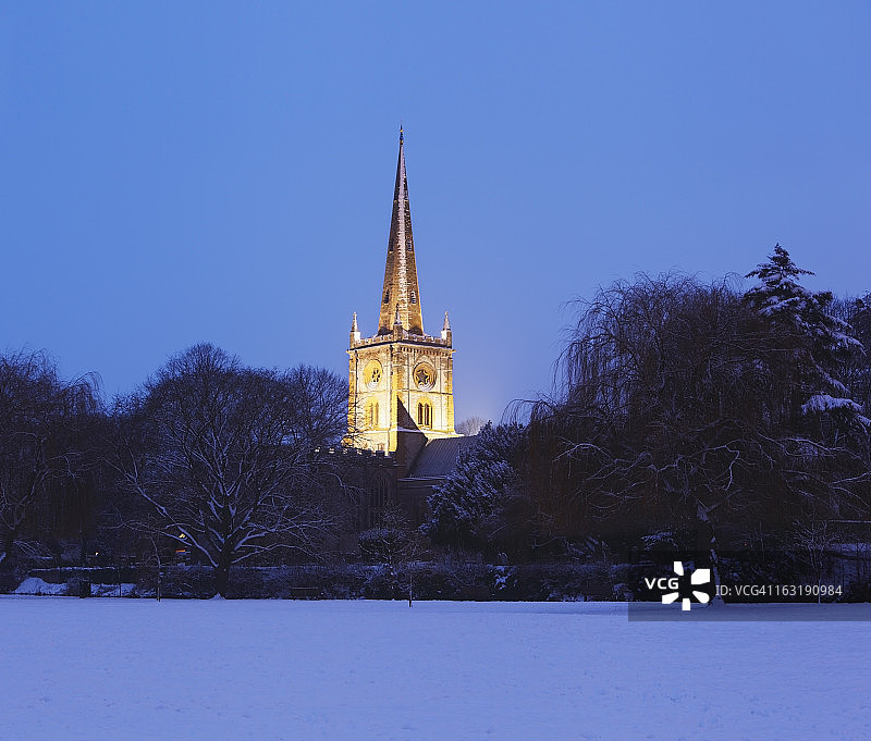 黄昏时分灯火通明的教堂尖顶图片素材