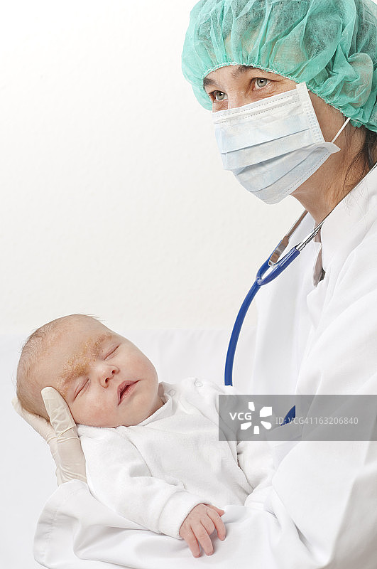 患有湿疹的宝宝在看医生图片素材