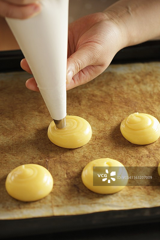 正在挤泡芙面团的女人图片素材
