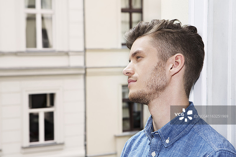 德国柏林：看向远方的年轻男人图片素材