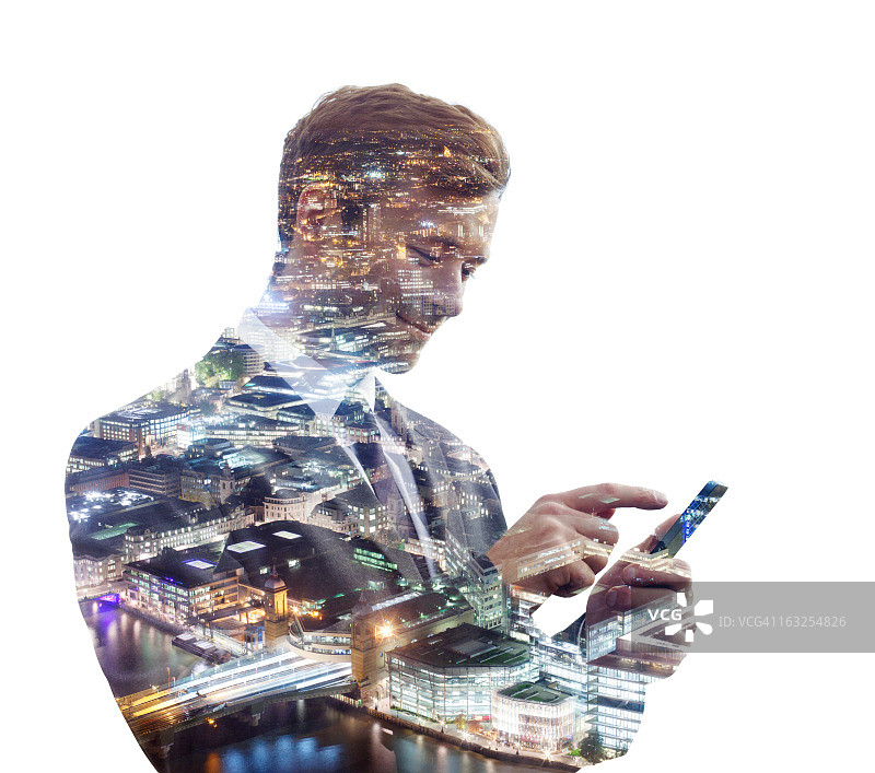 在夜晚的城市中使用手机的商人图片素材