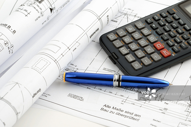 带计算器的房屋建筑蓝图图片素材