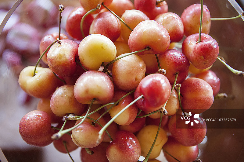 玻璃碗里的雷尼尔樱桃特写图片素材