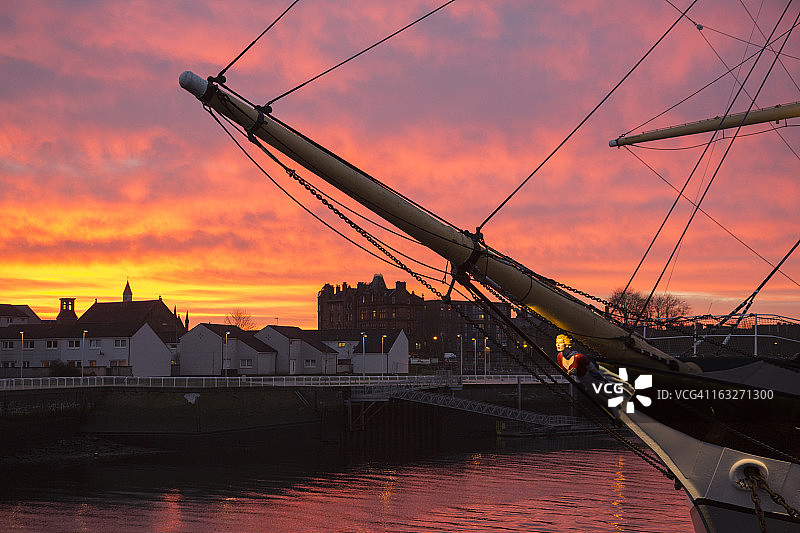 日落时分的高大船只图片素材