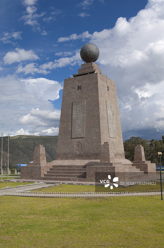 “世界之半”赤道线纪念碑图片素材