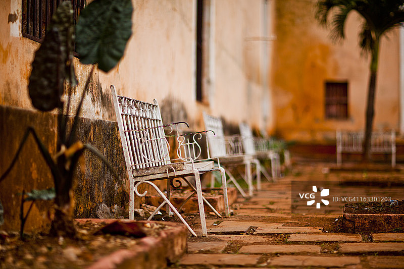 教堂广场的浪漫长椅图片素材