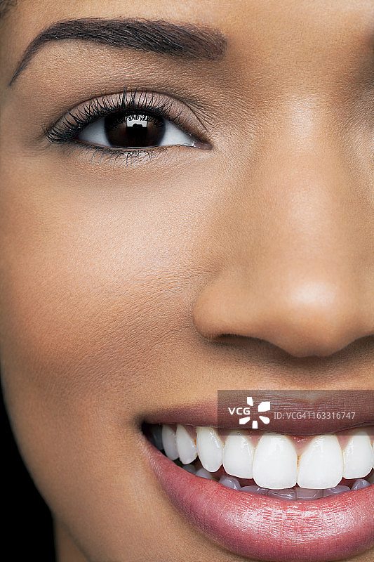 微笑的年轻女子特写图片素材