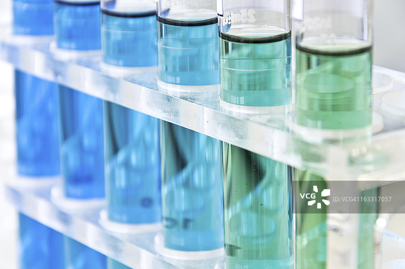 试管中的各种蓝色液体图片素材