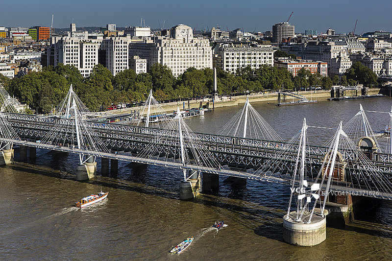 泰晤士河上的亨格福德桥和金禧桥图片素材