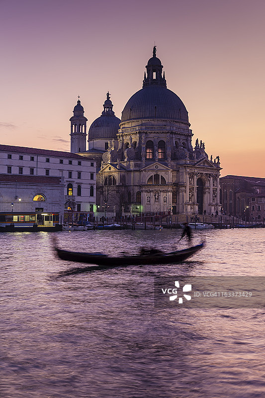 大运河和圣玛丽亚德拉萨卢特教堂图片素材