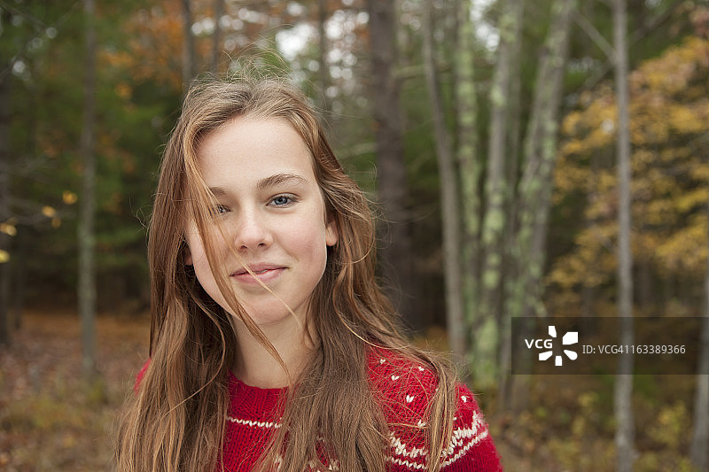 在阿肖坎湖畔的一天：身穿红色针织套头衫的年轻女孩图片素材